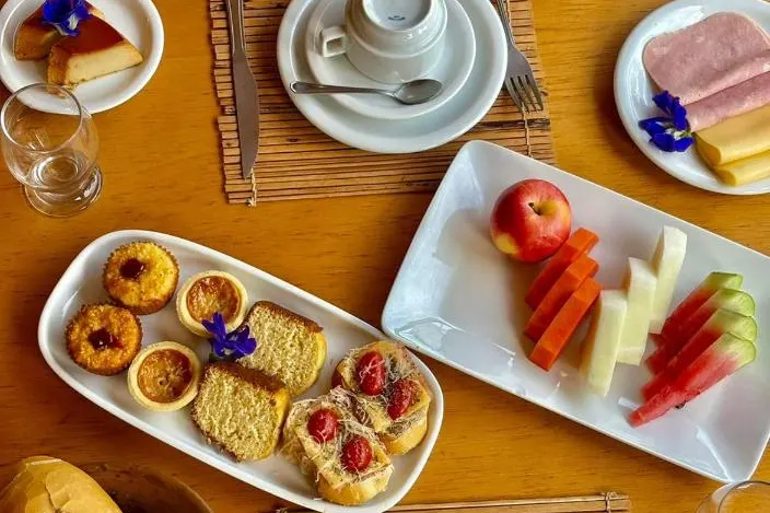 Café da manhã e refeições em Pousada Corais do Bitingui